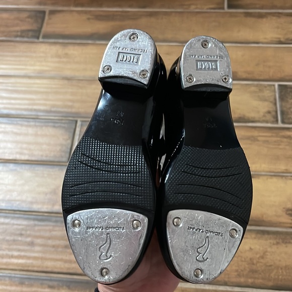 Girls size 13.5 block tap shoes, with elastic snap closure, no ties. - Picture 2 of 5